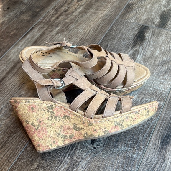 b.o.c. Tan Strappy Sandals with flower heel Women’s Size 9 - Picture 1 of 12